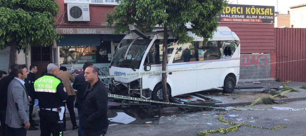 Minibüs durakta bekleyenlerin arasına daldı: