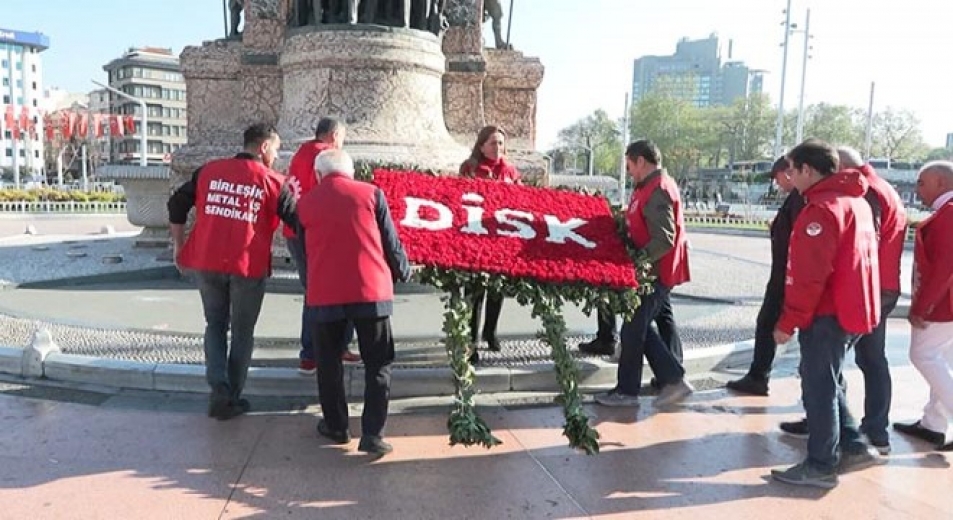 DİSK Taksim Cumhuriyet Anıtı’na çelenk bıraktı