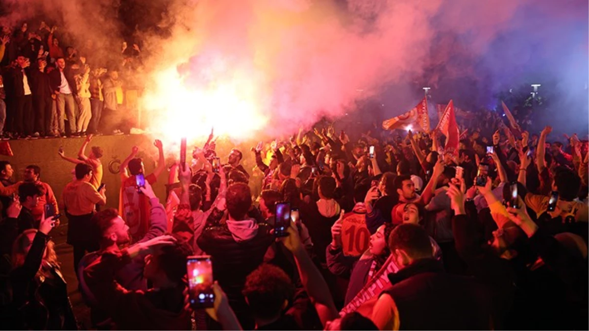 Galatasaray’ın şampiyonluğu sonrası sarı-kırmızılı taraftarlar sokaklara döküldü