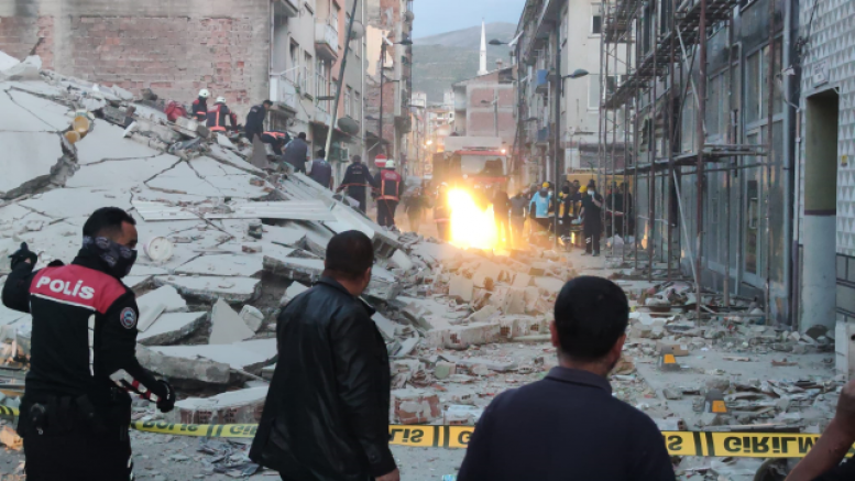 Malatya’da 4 katlı bina çöktü!