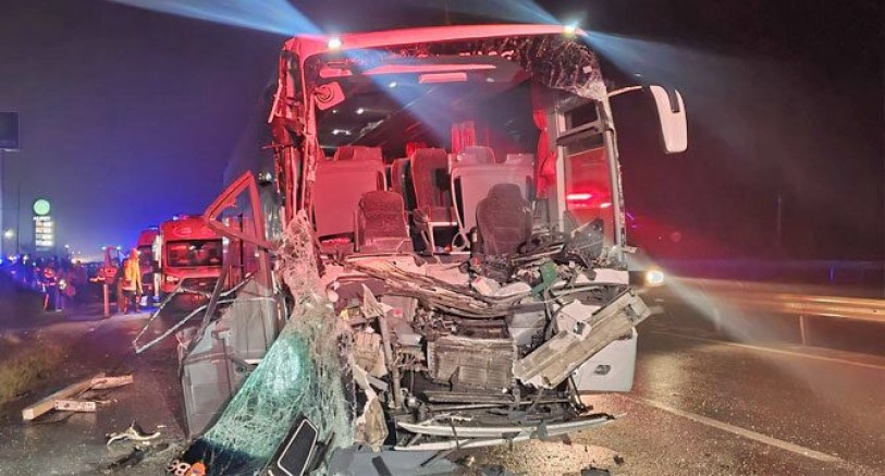 Öğrencileri taşıyan otobüs TIR ile çarpıştı