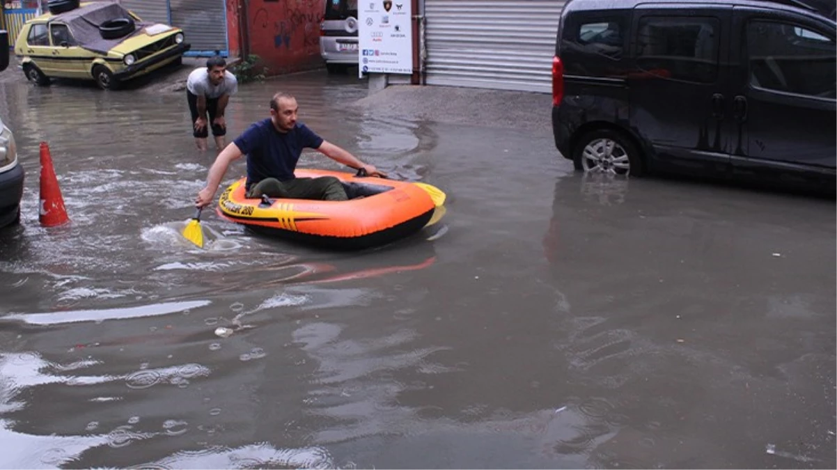İzmirli vatandaş göle dönen sokaktan botla geçti: Her sene aynı manzara