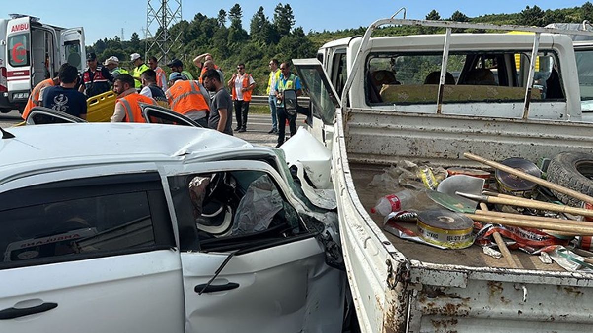 Otomobil, Karayolları işçilerini taşıyan kamyonete çarptı. 15 yaralı