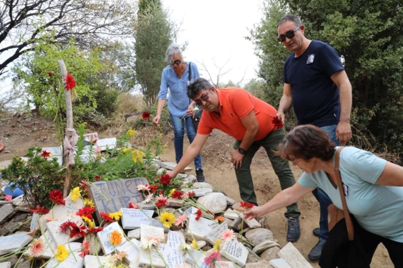 Sanatçı Tuncel Kurtiz, ölümünün 10. yılında mezarı başında anıldı