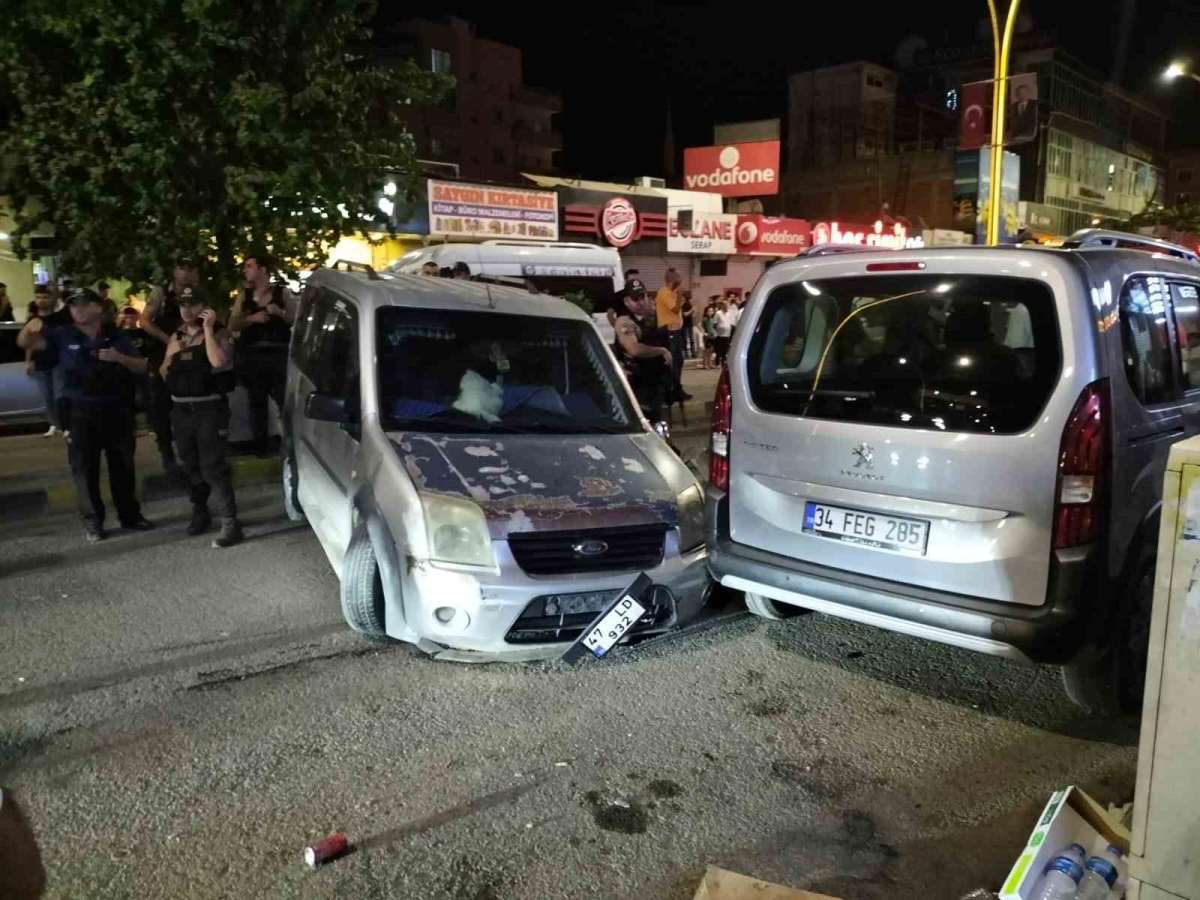 Cizre’de otomobil ile kamyonet kafa kafaya çarpıştı: 5 yaralı