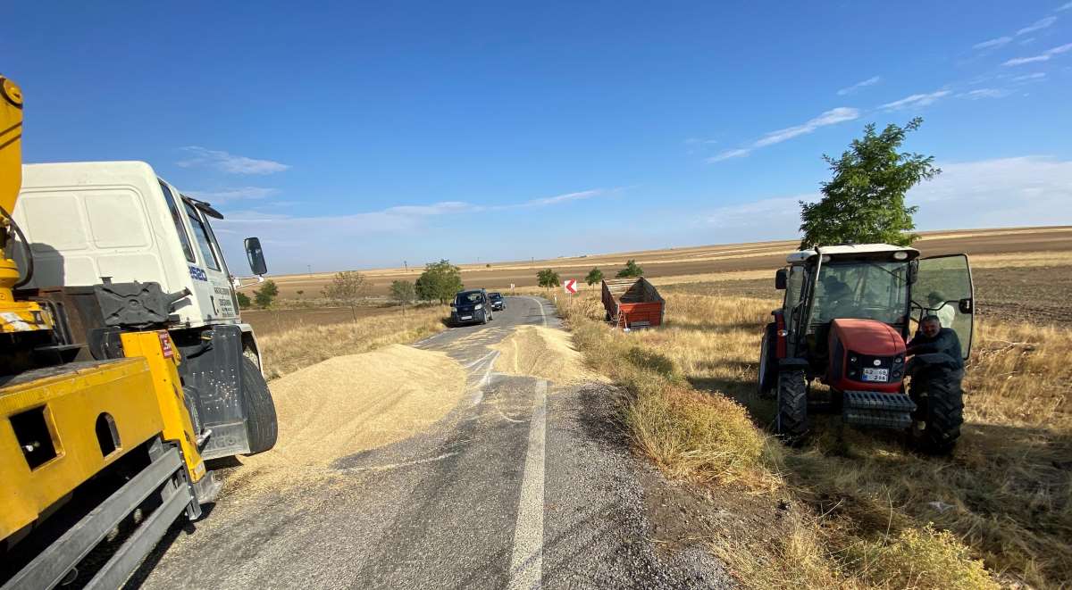 Konya’da traktör devrildi: Römorktaki arpa yola saçıldı