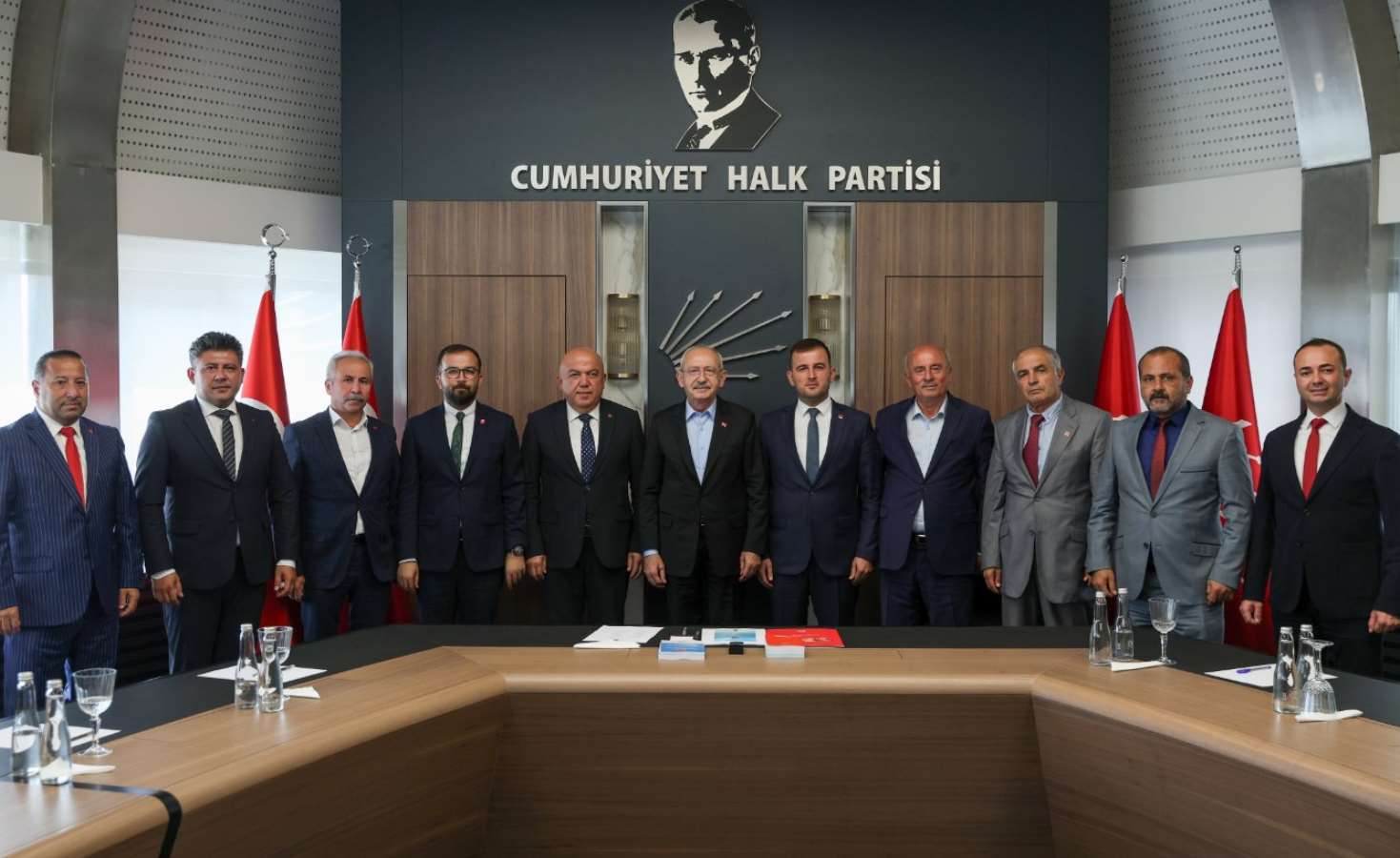 CHP lideri Kılıçdaroğlu, Antalya il ve ilçe başkanlarıyla bir araya geldi!