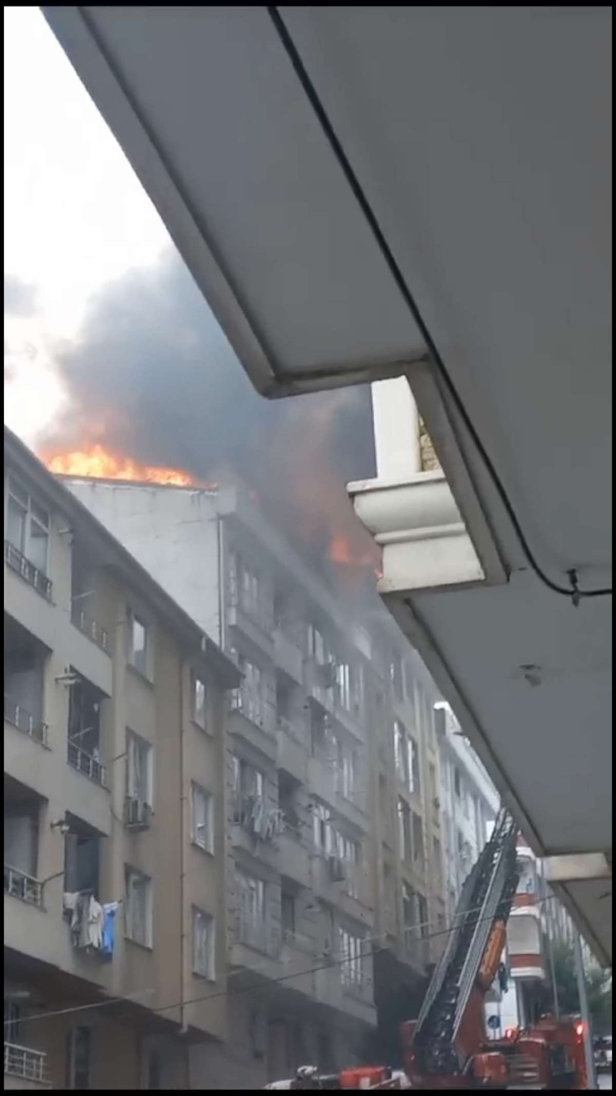 Esenyurt’ta büyük yangın: Bitişikteki binanın çatısına da sıçradı!