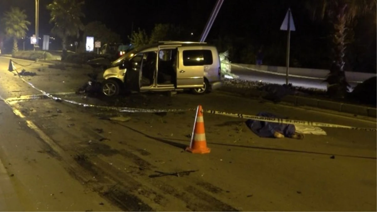 Hafif ticari araç önce palmiye ağacına, sonra aydınlatma direğine çarptı: 2 ölü