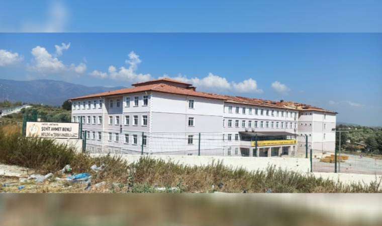 Ders sırasında çatıdan moloz düşüyor!