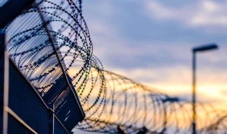 İran’da bir cezaevinde mahkumlar isyan çıkardı