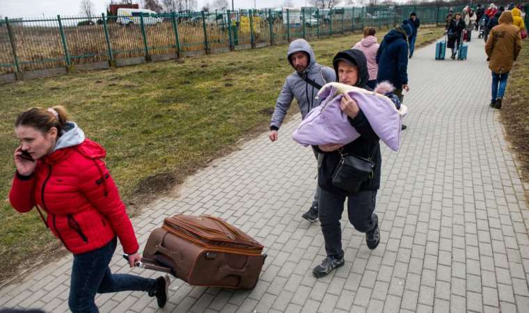 AB, Ukraynalılara geçici koruma süresini uzattı