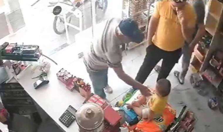 Adana’da bir baba, erkek bebeğini taciz ettiğini öne sürdüğü yaşlı adamı darp etti