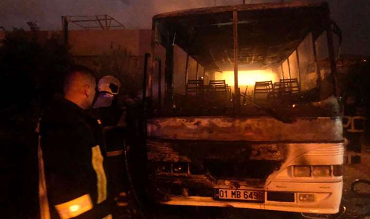 Park halindeydi… Tarım işçilerini taşımada kullanılan otobüs alev alev yandı!