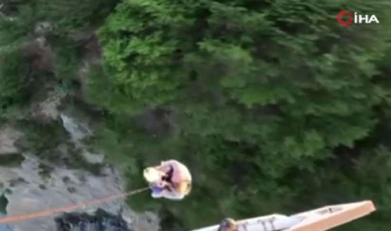 Uçurumdan düşen adam helikopterle kurtarıldı