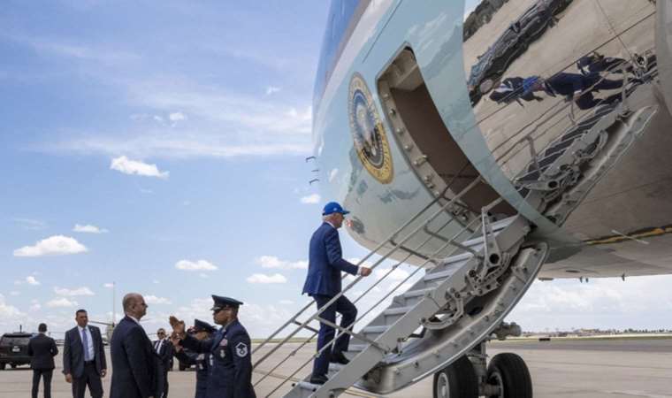 ABD Başkanı Biden’ın zor anları: Uçaktan düşüyordu