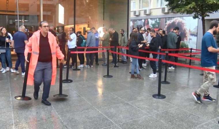 iPhone 15 kuyruğu! Telefonlar için geceden sıraya girdiler