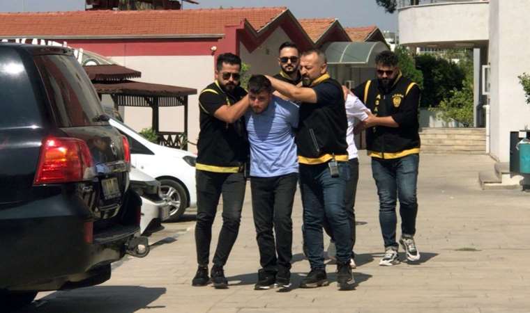 Adana’da polisleri gören saldırganlar silahları balkondan attı