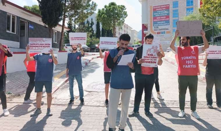 Öğrencilerden Gençlik ve Spor İl Müdürlüğü önünde ‘Barınamıyoruz’ eylemi