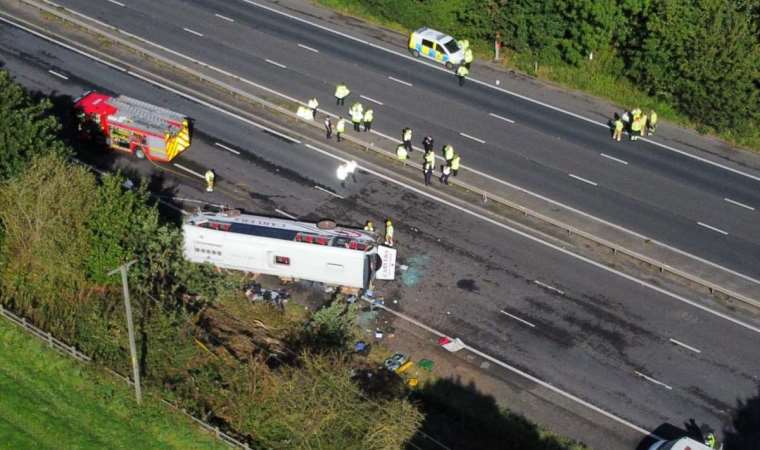 İngiltere’de okul otobüsü devrildi: Çok sayıda öğrenci yaralandı