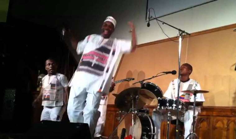 Büyükelçinin ülkeden kovulmasını kutlamak için konser verildi