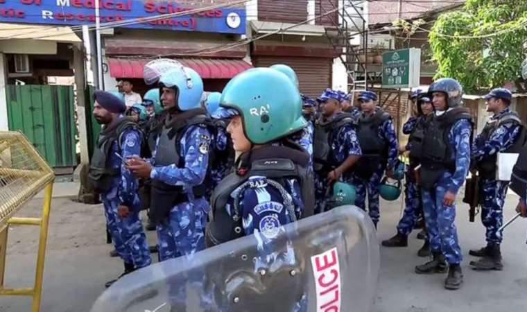 Hindistan’da protestolar şiddetlendi: Sokağa çıkma yasağı ilan edildi