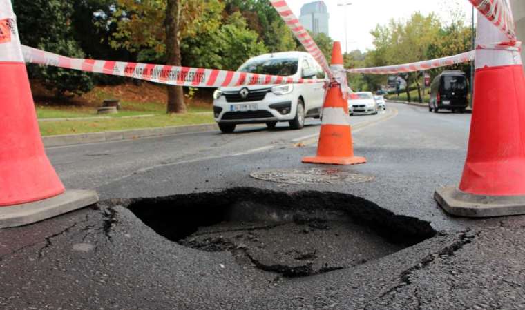 İstanbul’da sağanak yağış… Şişli’de yol çöktü!