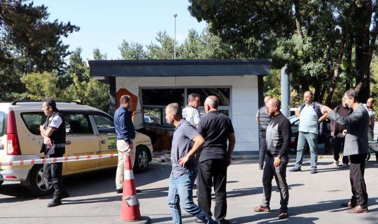 Taksi, üniversitenin güvenlik kulübesine girdi: 4 kişi yaralandı!