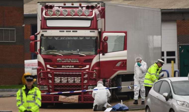 Fransa’da kamyon kasasında mahsur kalan 6 göçmen kadın BBC’ye gelen ihbar telefonuyla kurtarıldı