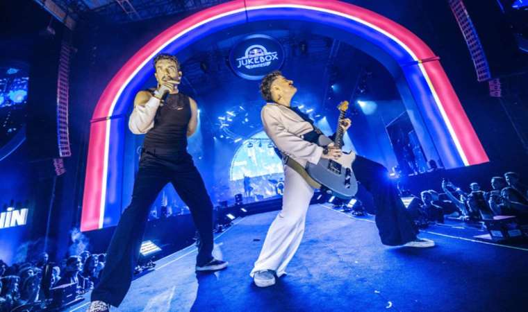 Türkiye’de ilk kez düzenlenen konserde Dolu Kadehi Ters Tut’u hayranları yönlendirdi: Karar izleyicinin…