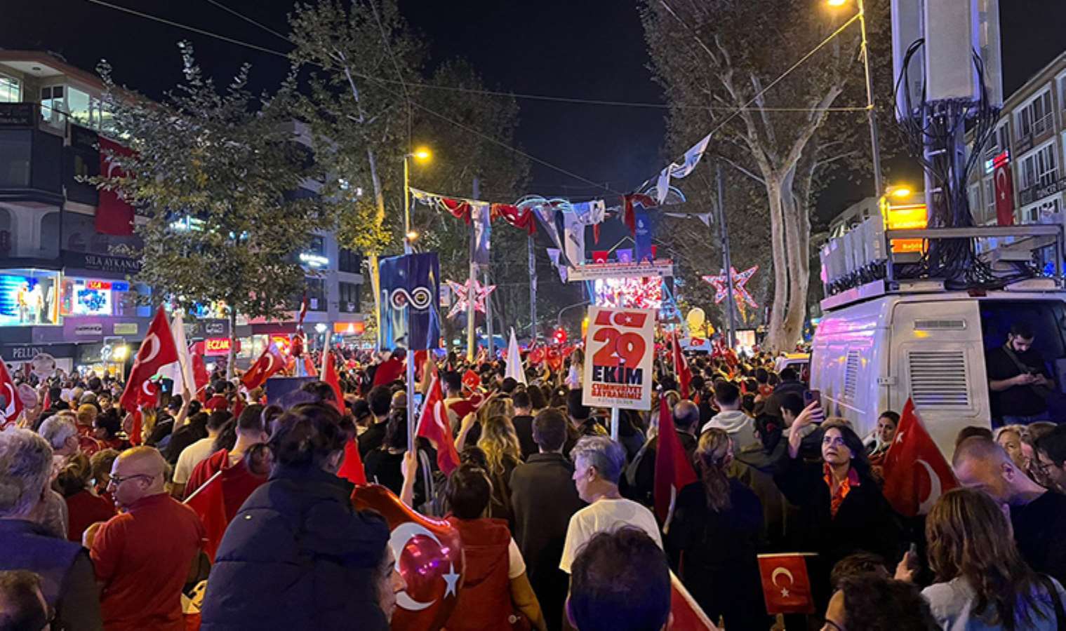 İstanbul'da Cumhuriyet Bayramı coşkusu: Her yer kırmızı-beyaz