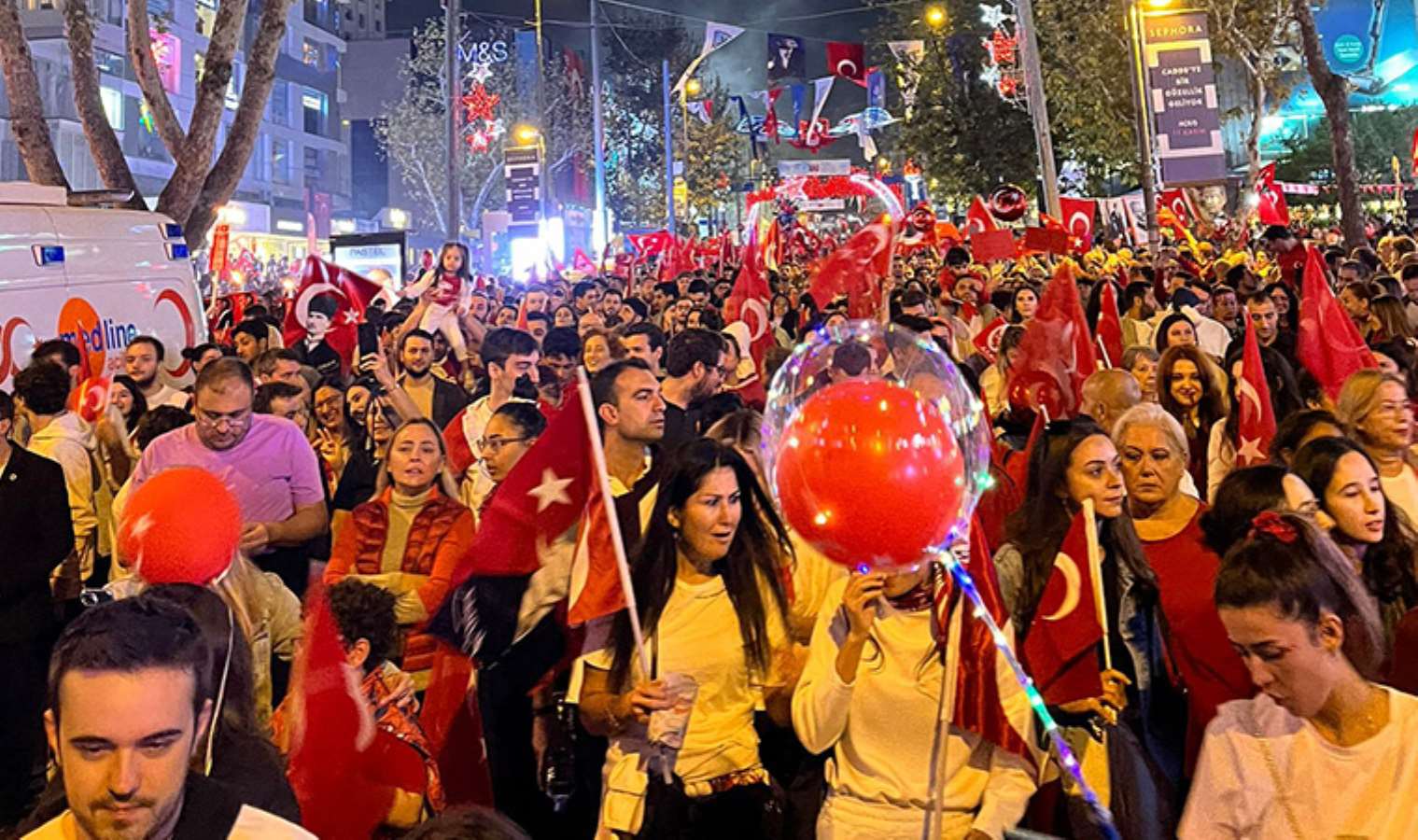 İstanbul'da Cumhuriyet Bayramı coşkusu: Her yer kırmızı-beyaz