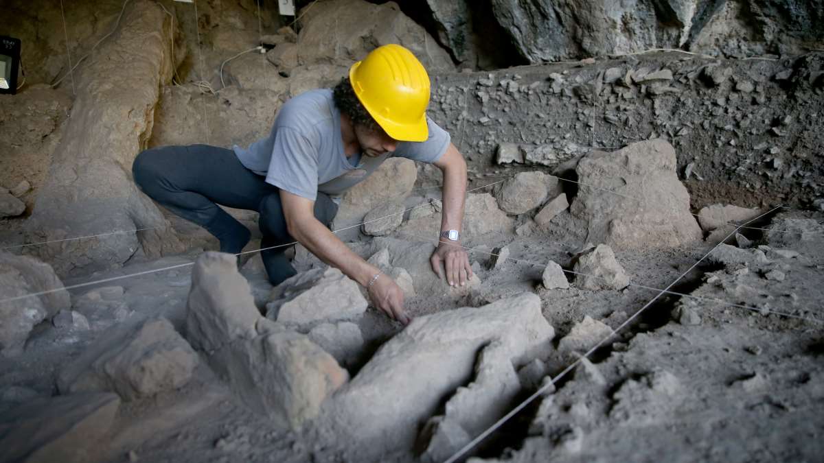 Kahramanmaraş'ta mağara kazısında 12 bin yıllık olduğu düşünülen mezar bulundu