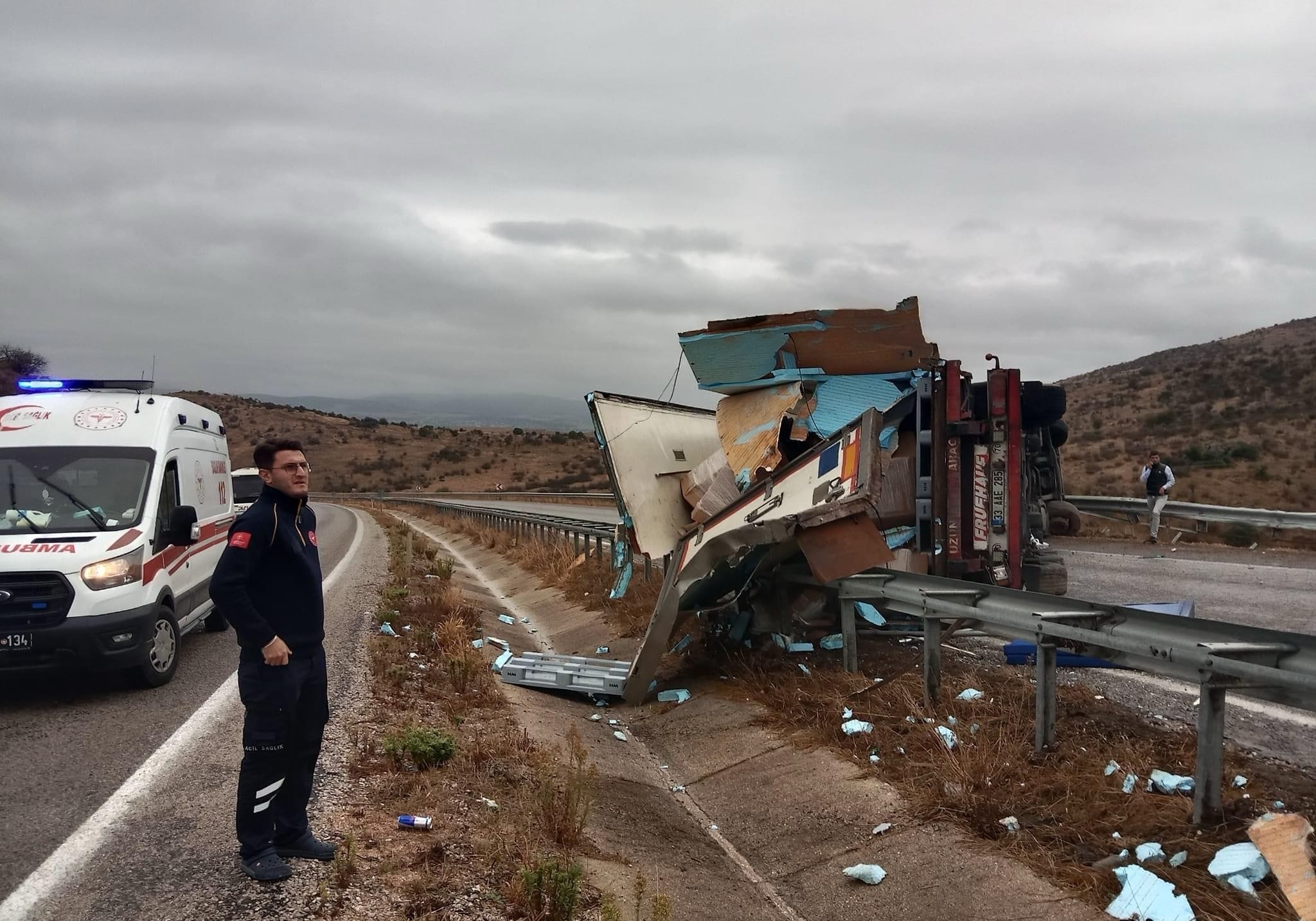 Balıkesir'de TIR devrildi.. Yol trafiğe kapandı!