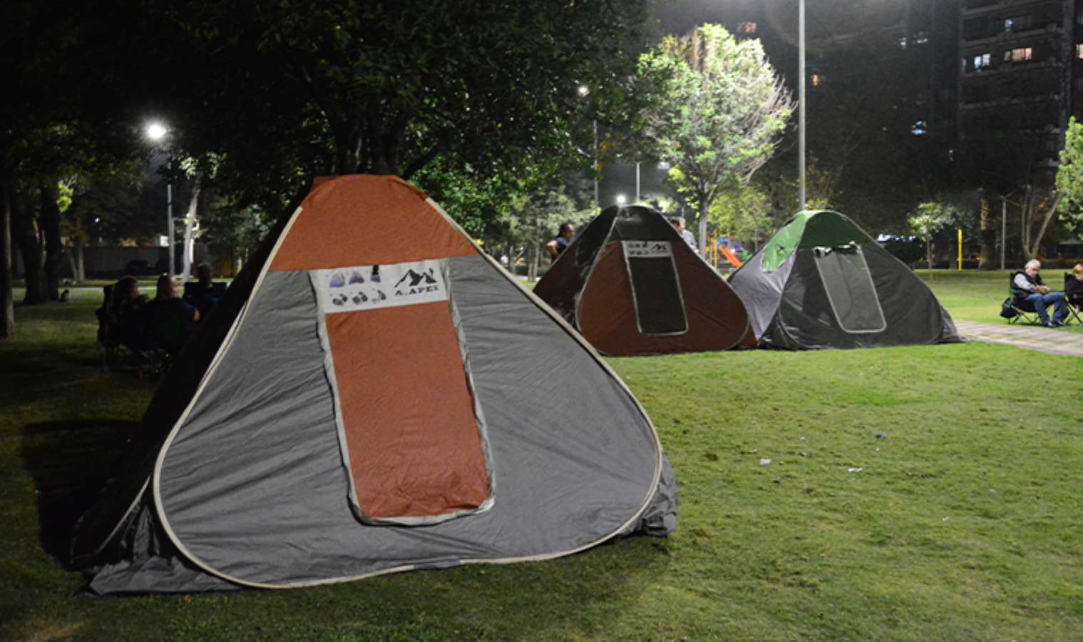 İzmirli depremzedeler parkta sabahlayacak: Artık bıçak kemiğe dayandı