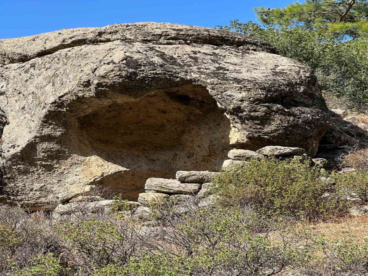 Yaklaşık 1500 yıldır ayakta olan Stylos Manastırı zamana direniyor