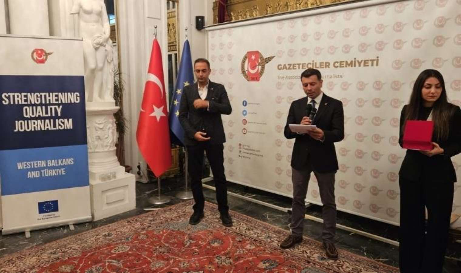 Yazarımız Murat Ağırel ödülünü tutuklu bulunan yazarımız Barış Pehlivan'a ithaf etti