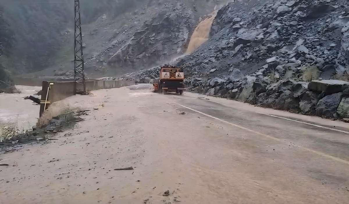 Artvin'de sağanak etkili oldu: Yol ulaşıma kapandı