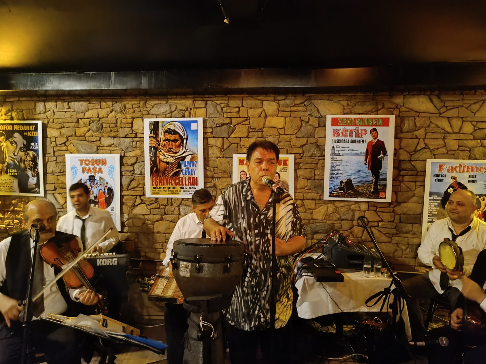 Balık Ayhan Taksim Çiçek Bar Sahnesinde