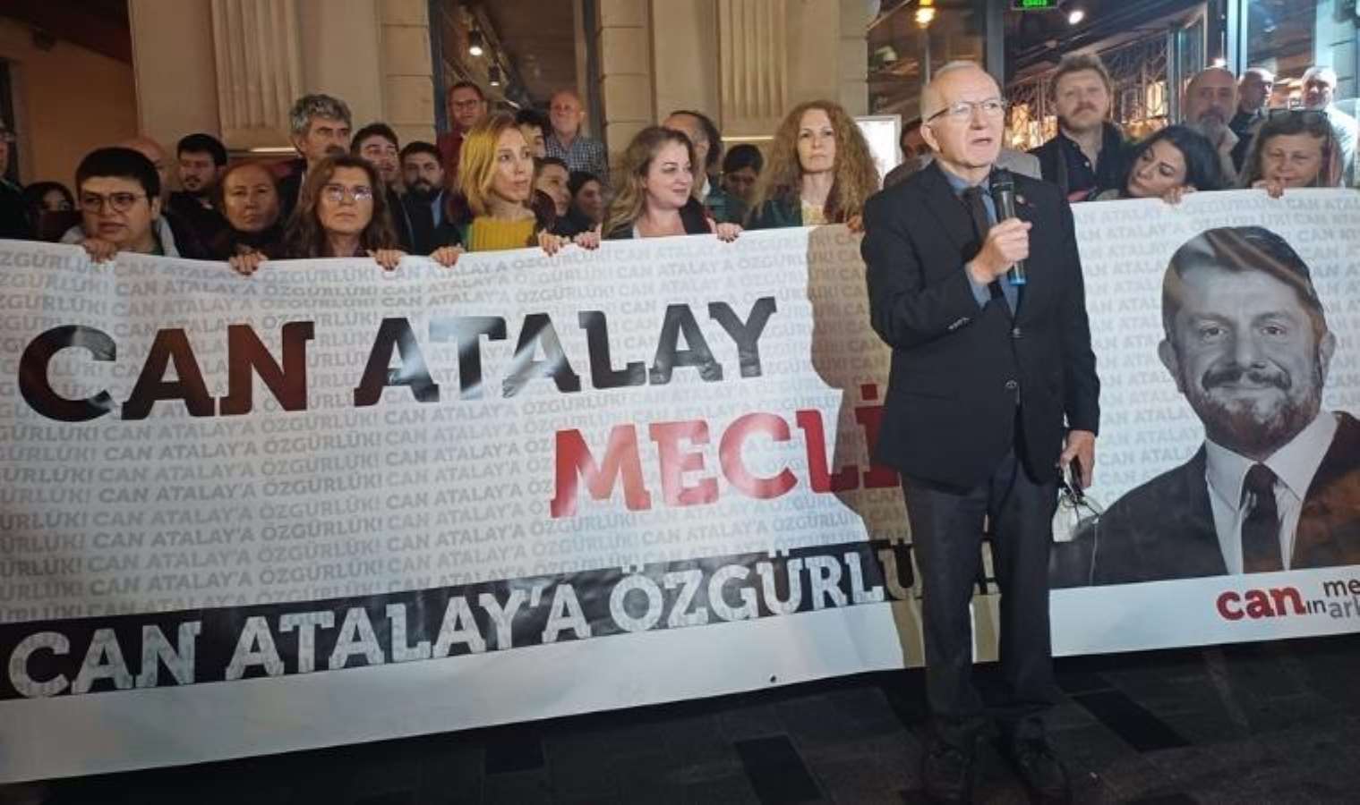 Can Atalay'ın arkadaşları ve meslektaşları İstanbul Barosu önünde: Genel Kurul ivedi şekilde karar vermeli