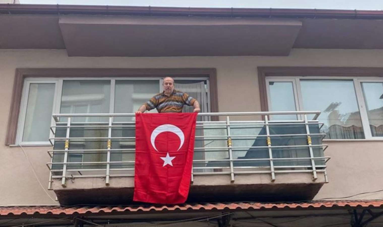 'Bayrak asan dayı' bu defa 100'üncü yıl için balkona çıktı