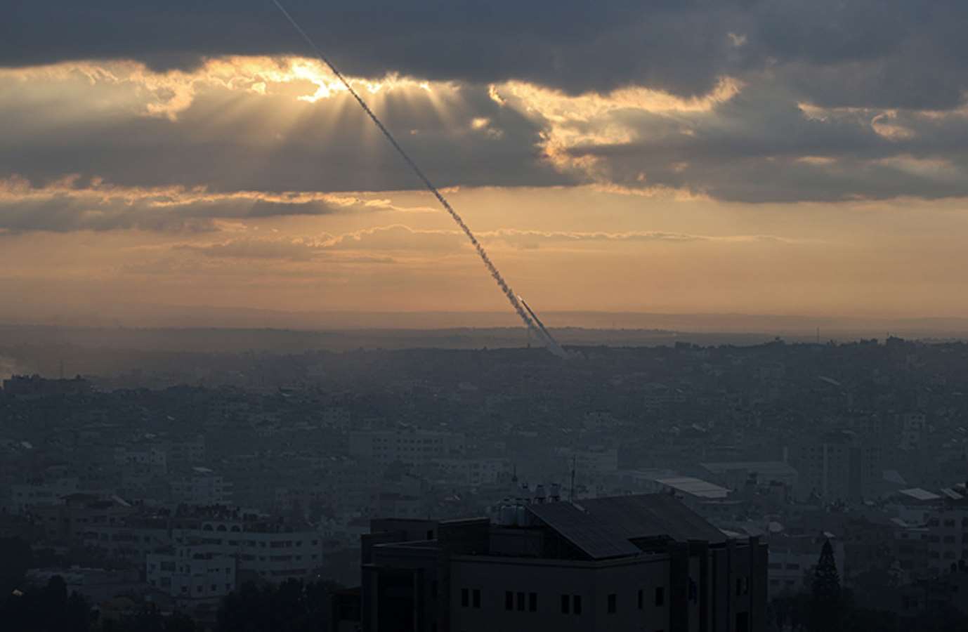 Hamas roketlerle vurdu... İsrail operasyon başlattı!