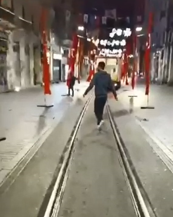 İstiklal Caddesi'nde bayrakları yere atan şahıs gözaltına alındı