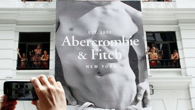 Abercrombie’nin eski CEO’su Mike Jeffries, özel seks partilerinde erkeklerin istismar edilmesiyle suçlanıyor