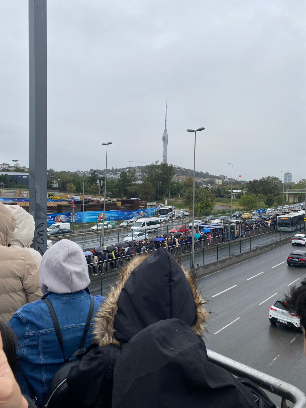 Uzunçayır'da metrobüs kazası: Duraklarda uzun kuyruklar oluştu!