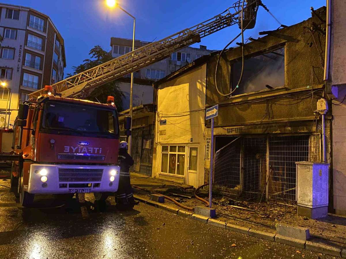 Alevler geceyi aydınlattı, tarihi bina alev alev yandı