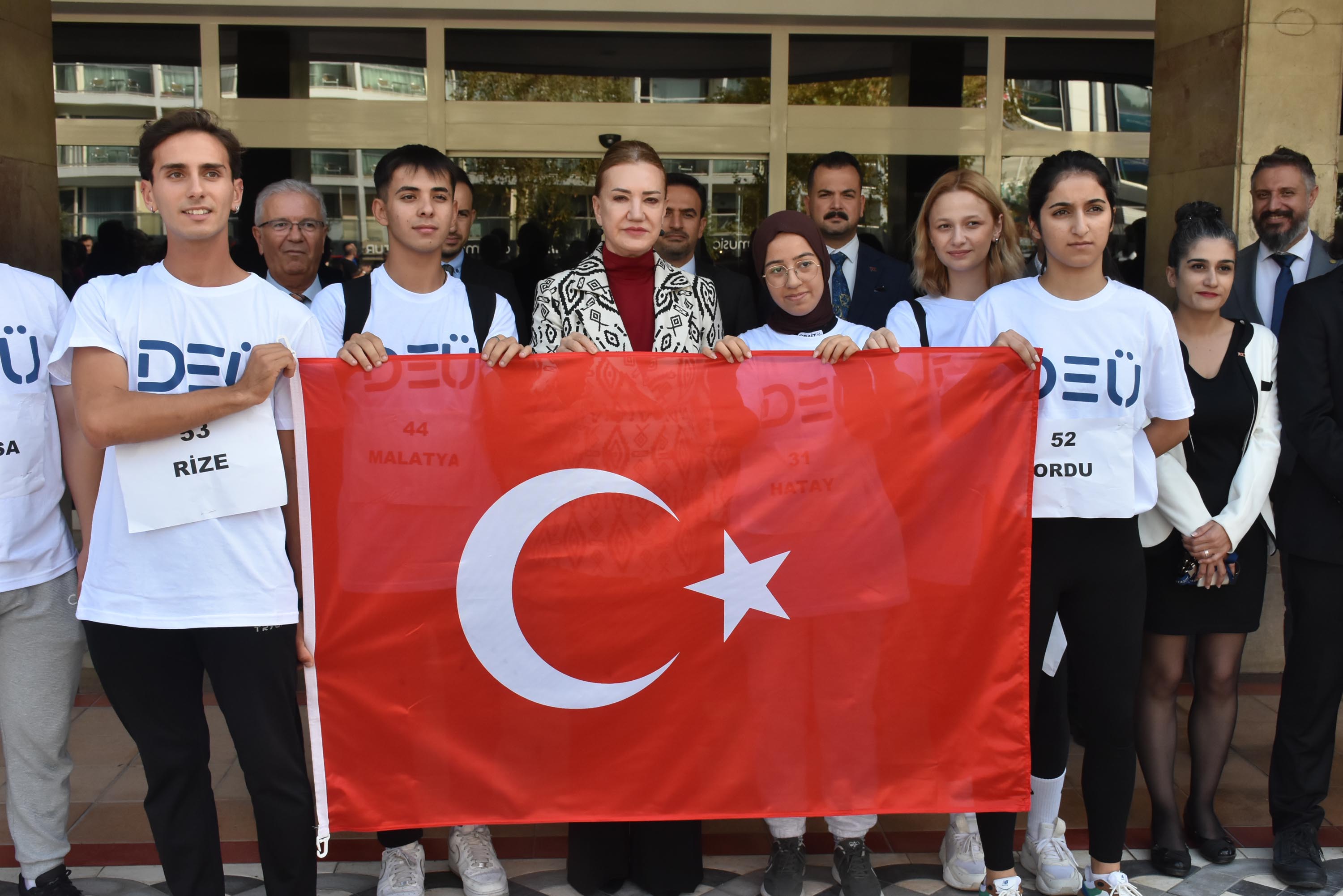 81 öğrenci, Cumhuriyet'in 100. yılı için koşup, taşıdıkları bayrağı müzeye teslim etti