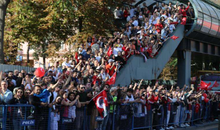 Yurttaşlar 100. yıl kutlamalarına koştu, unutturmaya çalışanlara tepki gösterdi: Millet var, iktidar yok