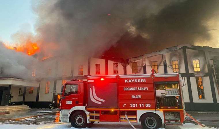 Kayseri’de mobilya fabrikasında yangın paniği!