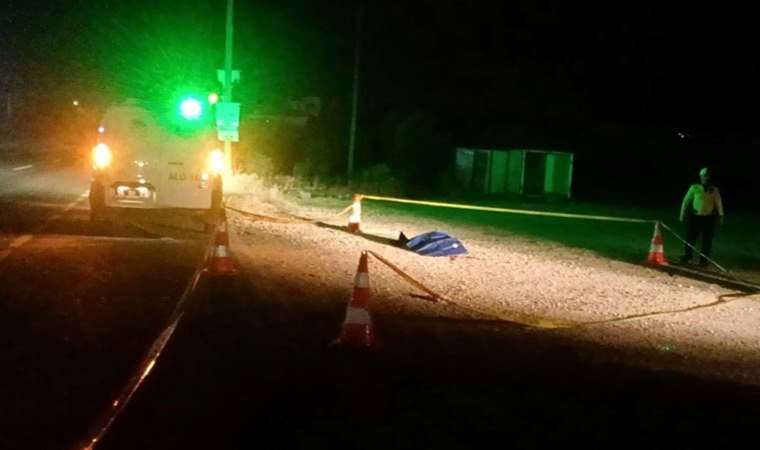 Karayolundaki erkek cesedi ekipleri harekete geçirdi